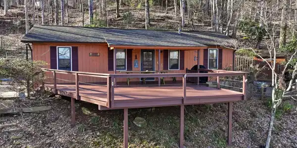 186 Greentree Lane