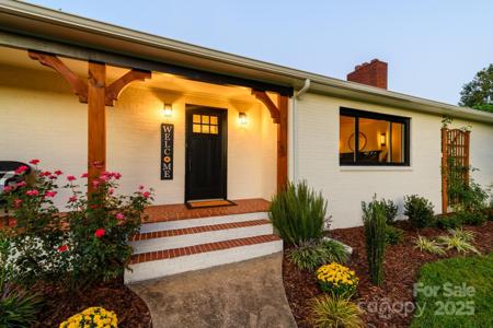 706 Seehorn Street NE