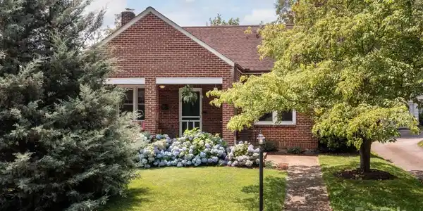 9 Colonial Place
