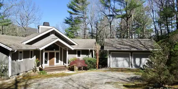 422 Lakeside Drive