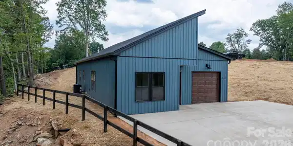 909 Overlook Drive SW