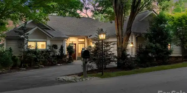 8 Spring Ridge Lane