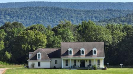 5776 Hwy 8 W