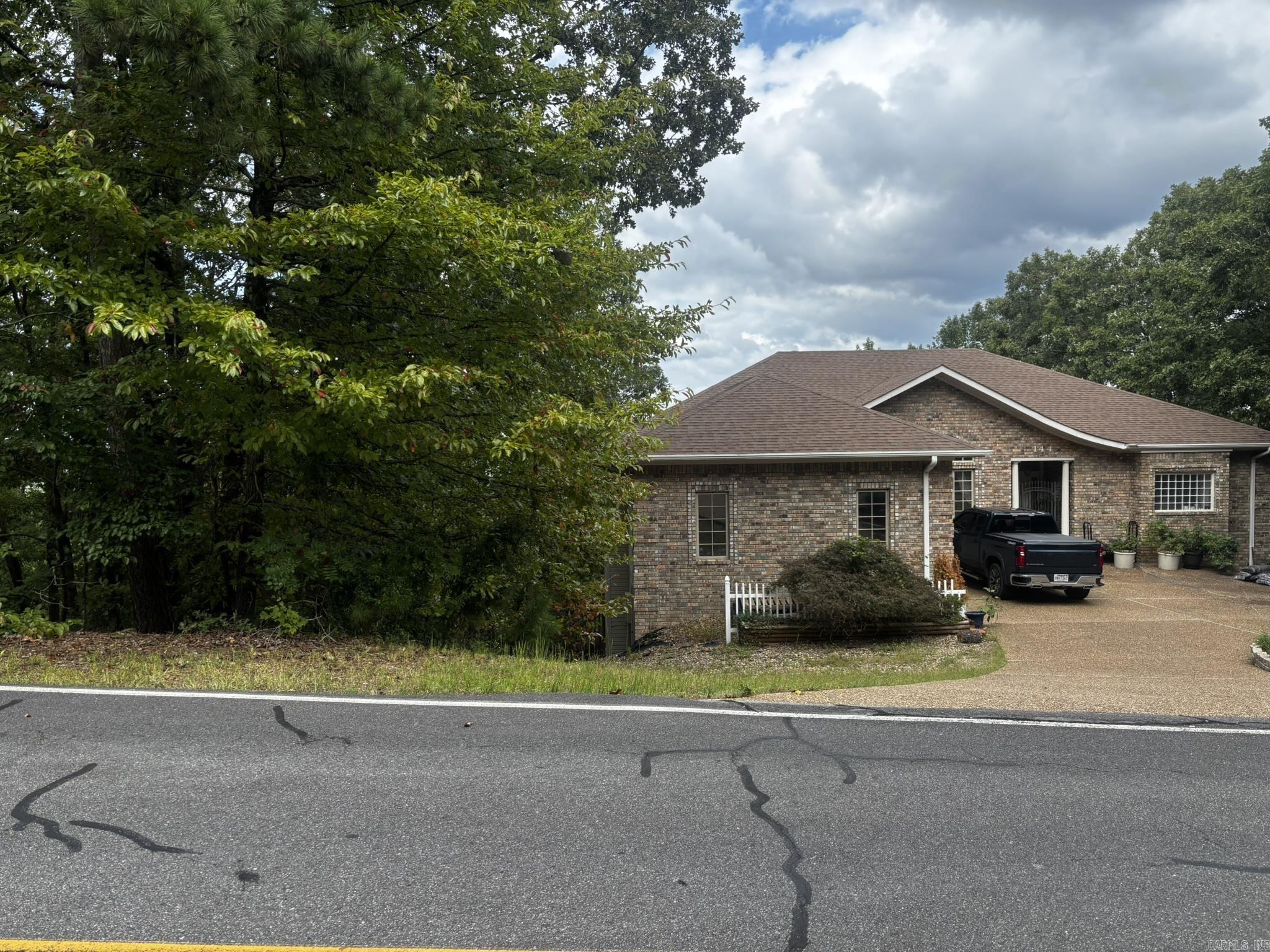 Image 3: House to the right of the lot