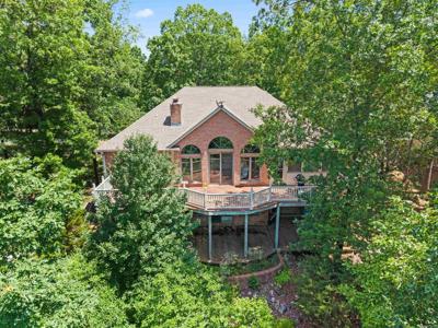 15 Lago Drive