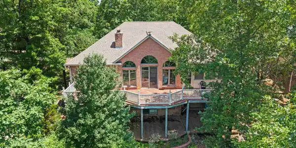 15 Lago Drive