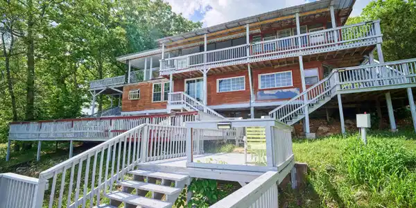 330 Robin Hood Ln