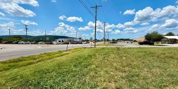 2208 E Main