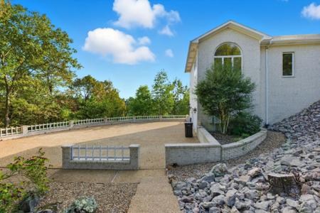 19 Lago Drive