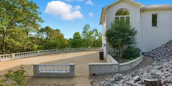 19 Lago Drive