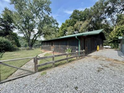 858 N Riverview