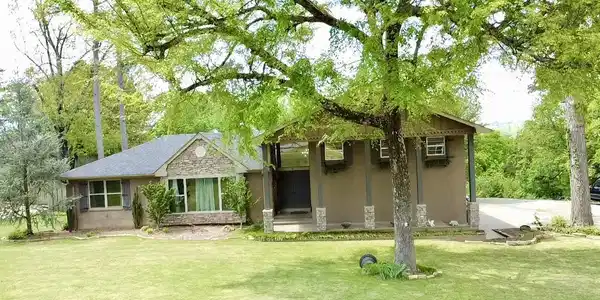 2 Briarwood Ln