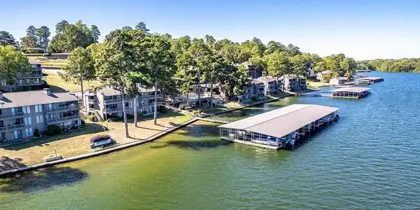 200 Hamilton Oaks