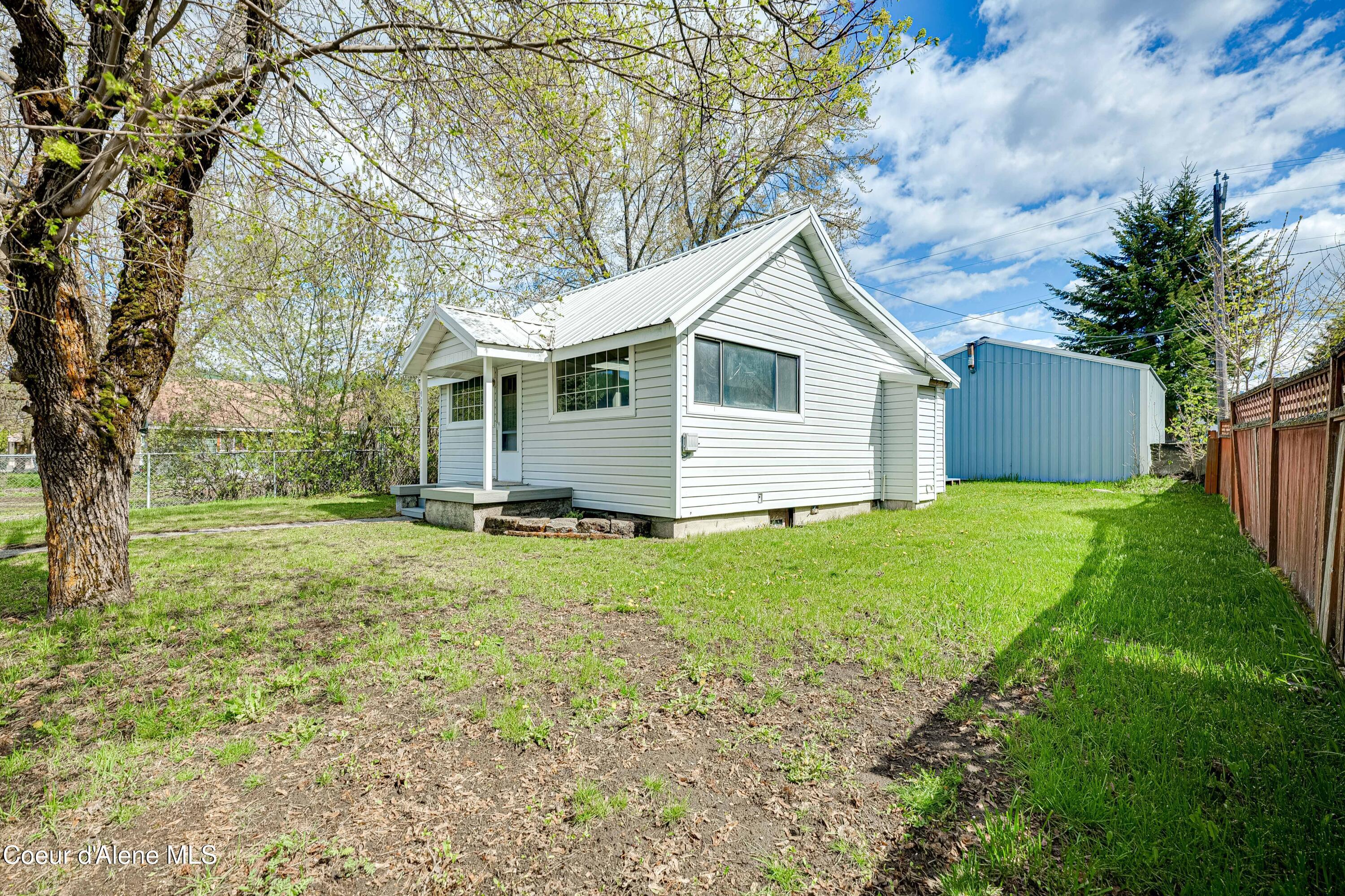 Image 2: Front/side yard