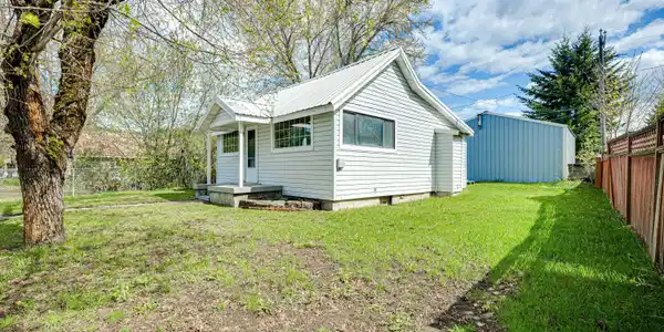 Image 2: Front/side yard