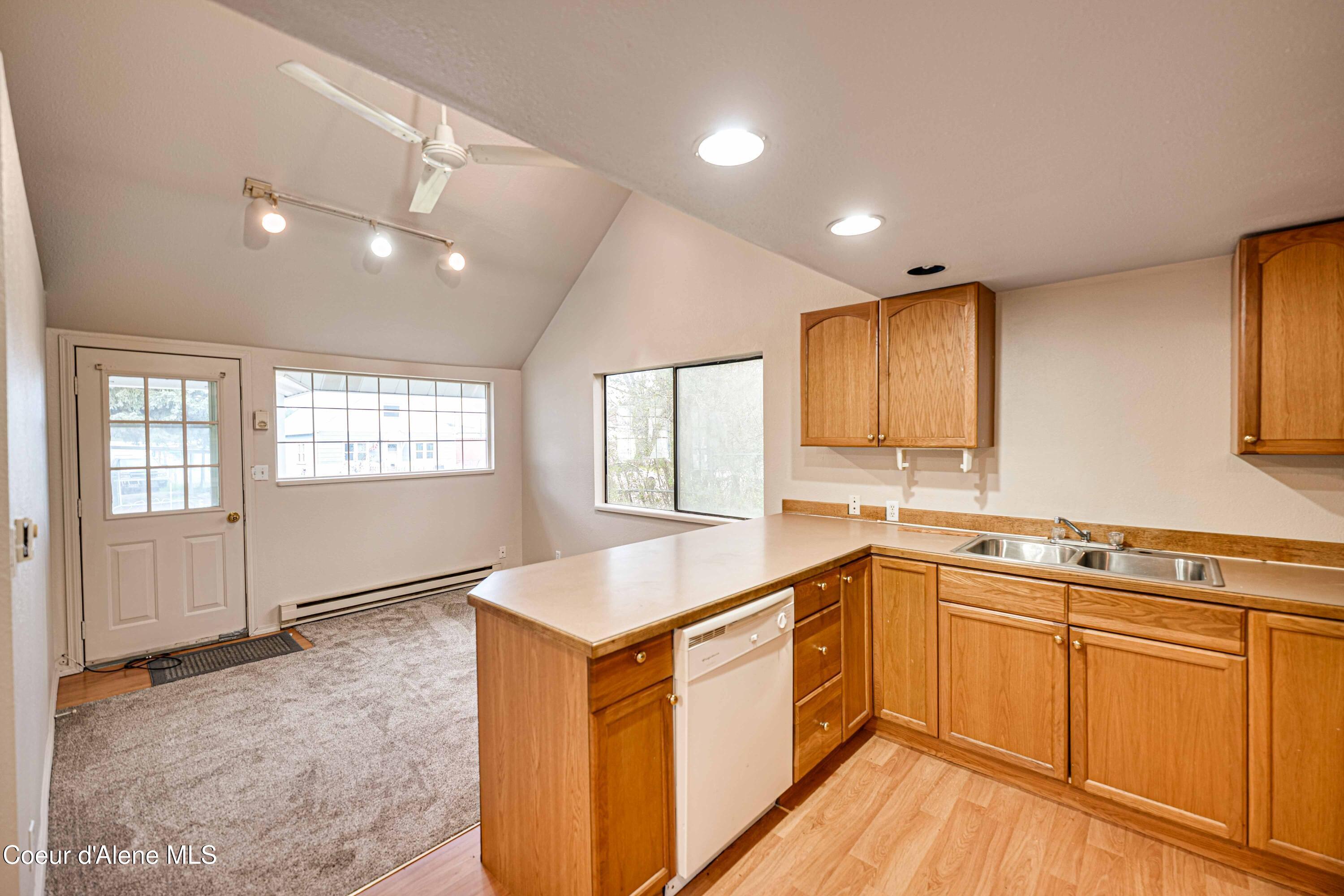 Image 3: Main living area
