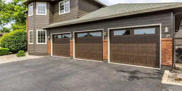 Image 4: Garage