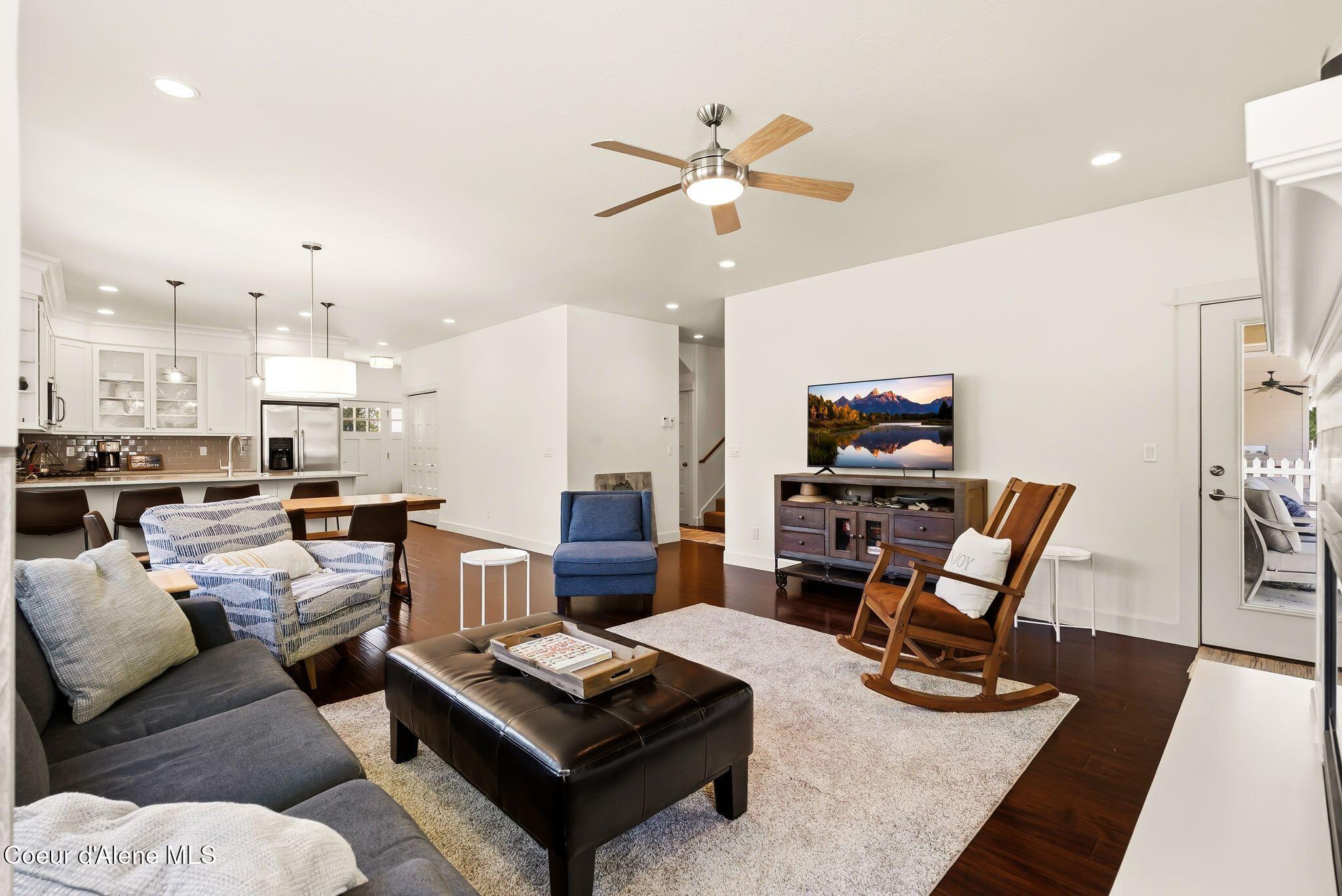 Image 3: Living Room