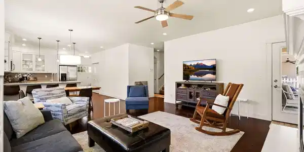 Image 3: Living Room