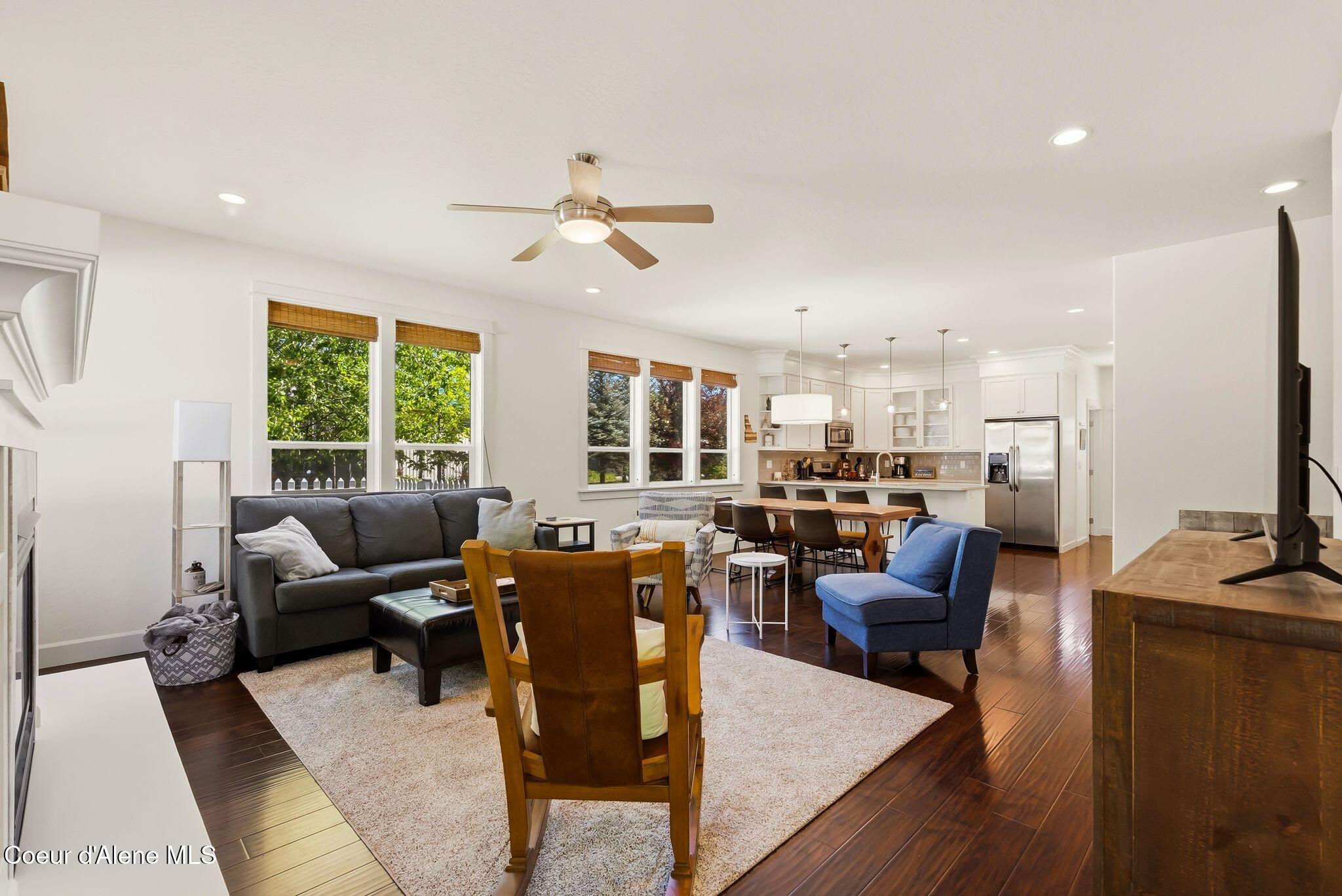Image 4: Living Room