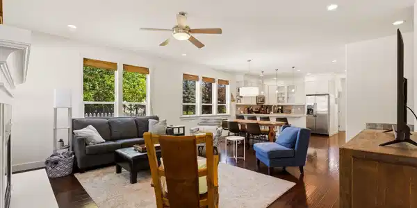 Image 4: Living Room