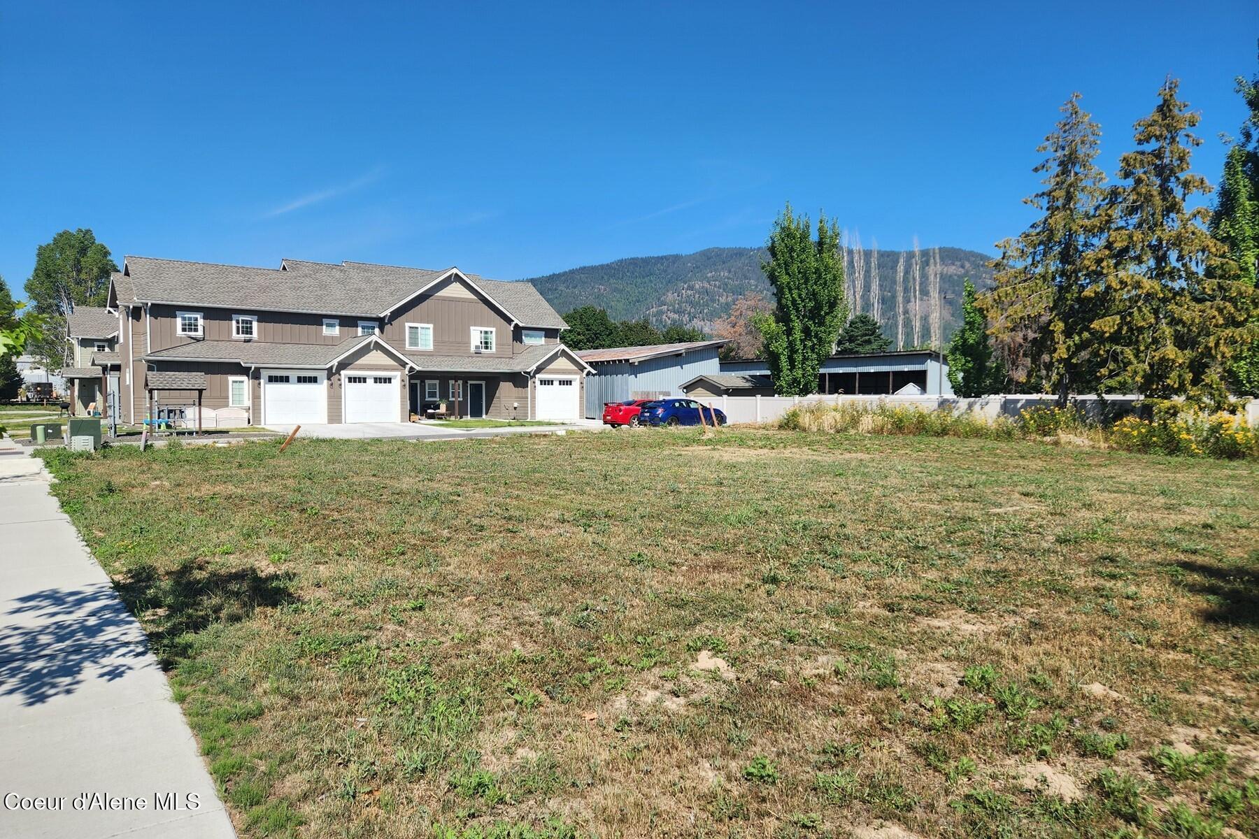 Image 1: Triplex (2)