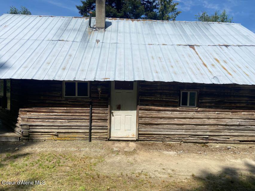 Image 2: Back of cabin