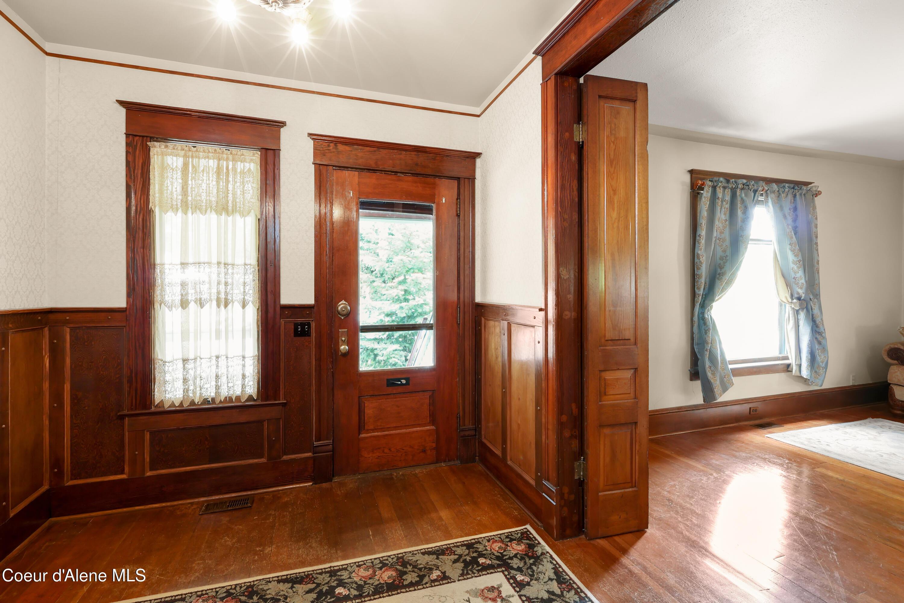 Image 4: Foyer