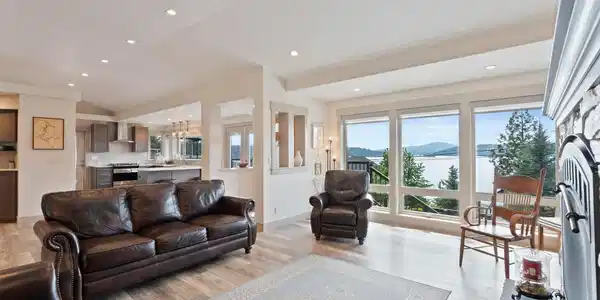 Image 4: Huge Windows w Lake Views