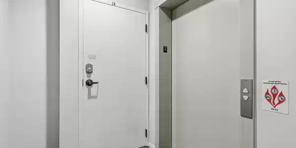 Image 4: Elevator