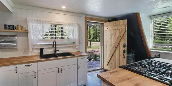 Image 4: Kitchen Wide