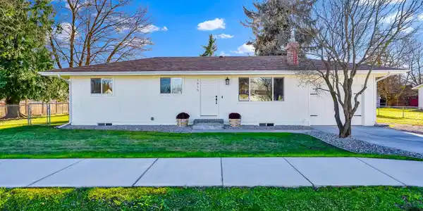 1810 W Honeysuckle Ave.