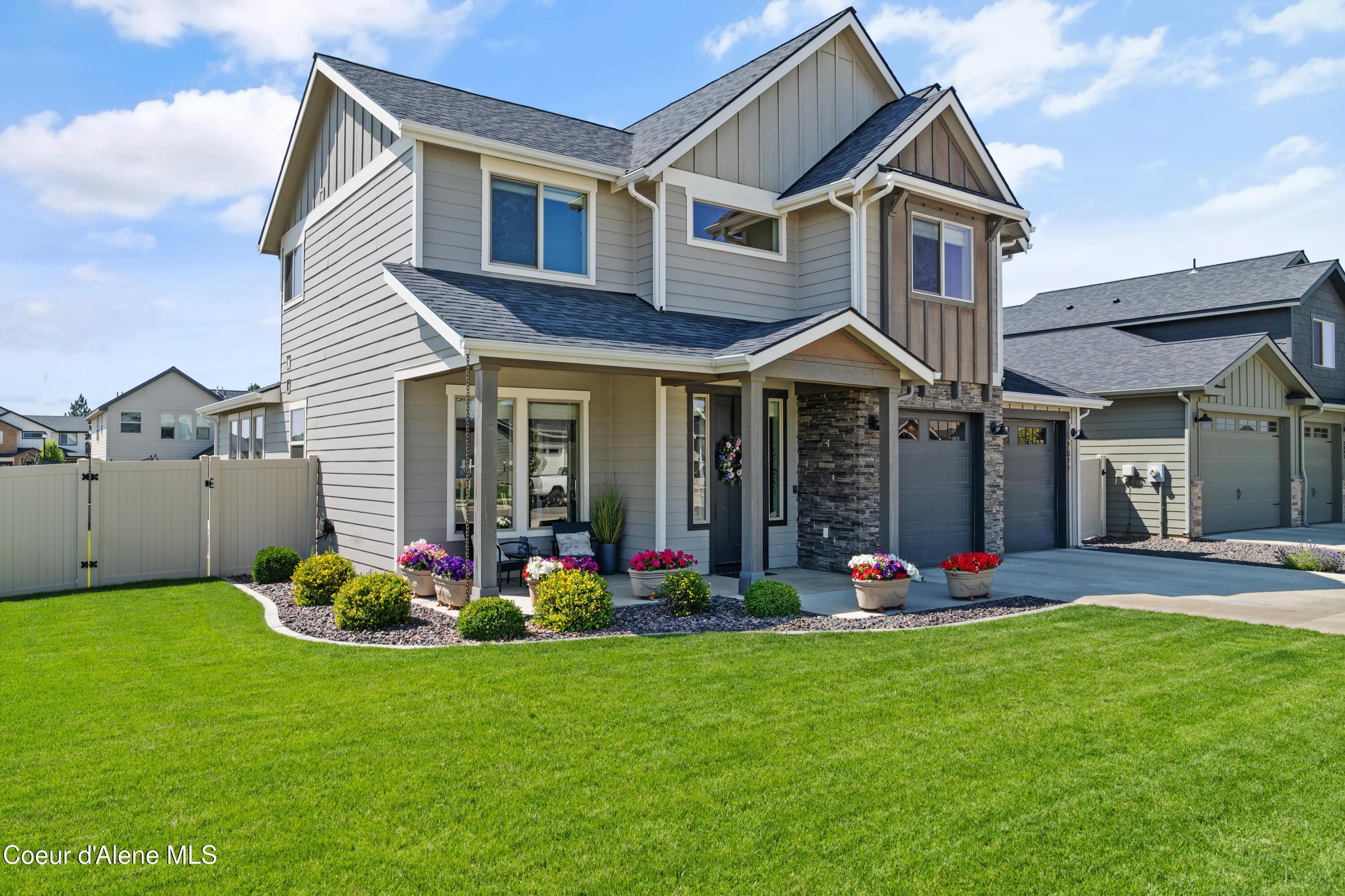 Image 2: Large corner lot