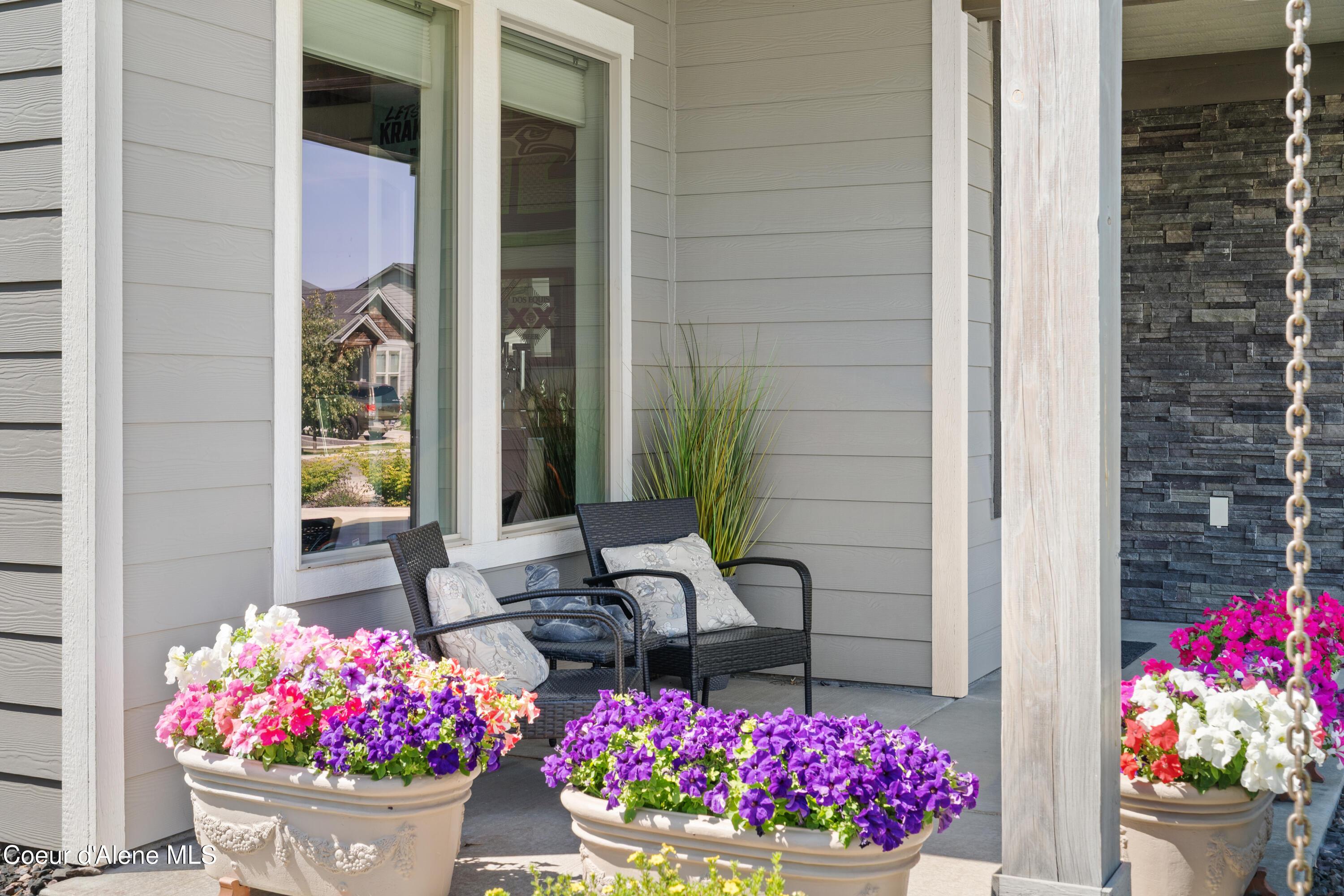 Image 3: Inviting covered front porch
