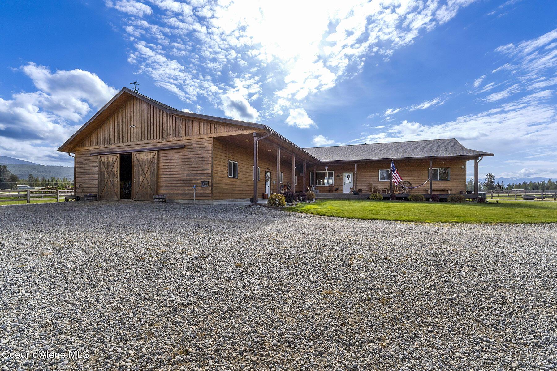 Image 3: Home & Barn Side by Side