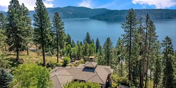 Image 2: Desirable Lakeview Location