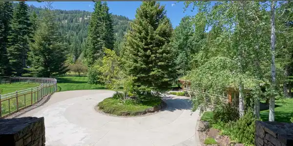Image 3: Circular Drive Entry
