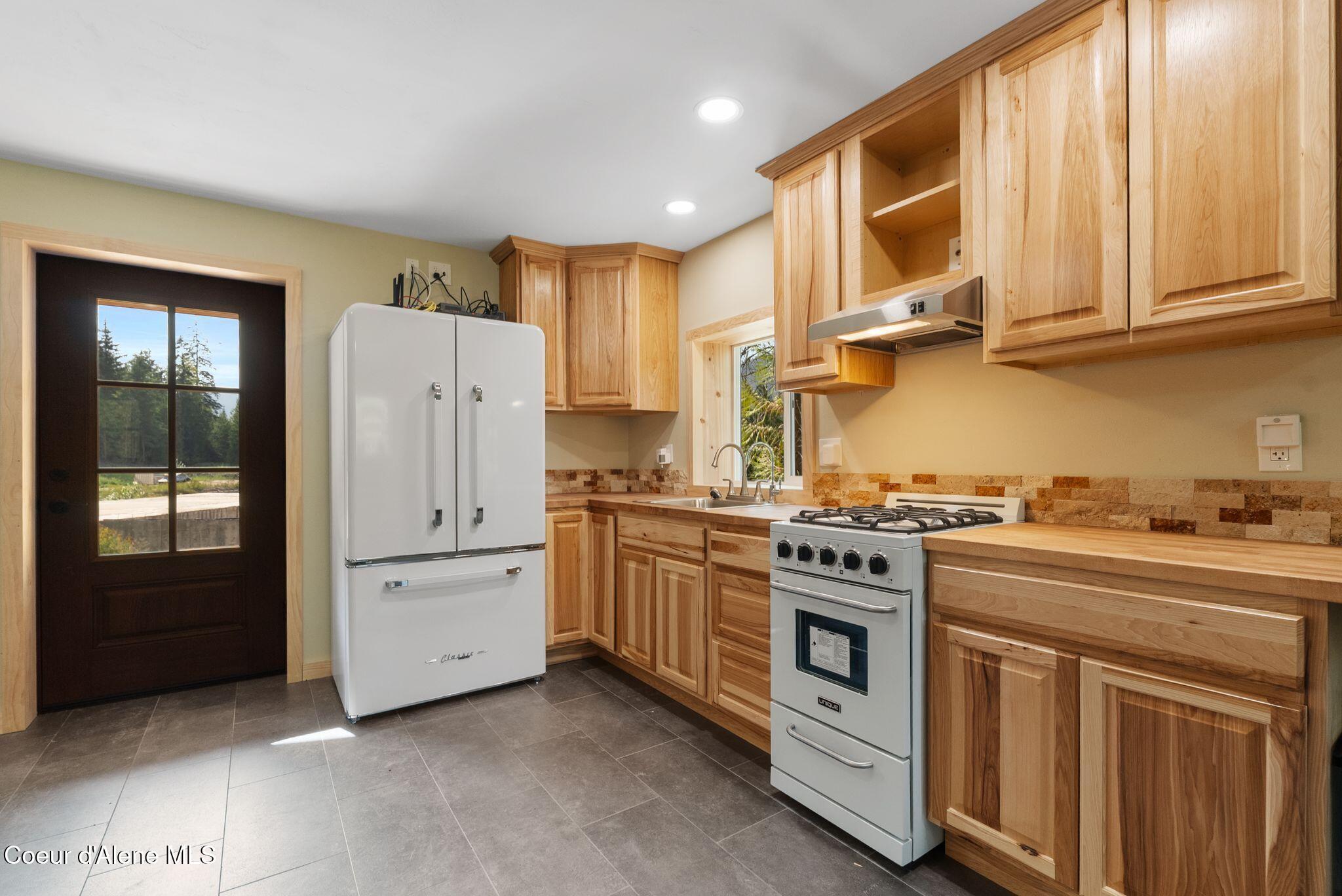 Image 3: 42 guest cabin kitchen