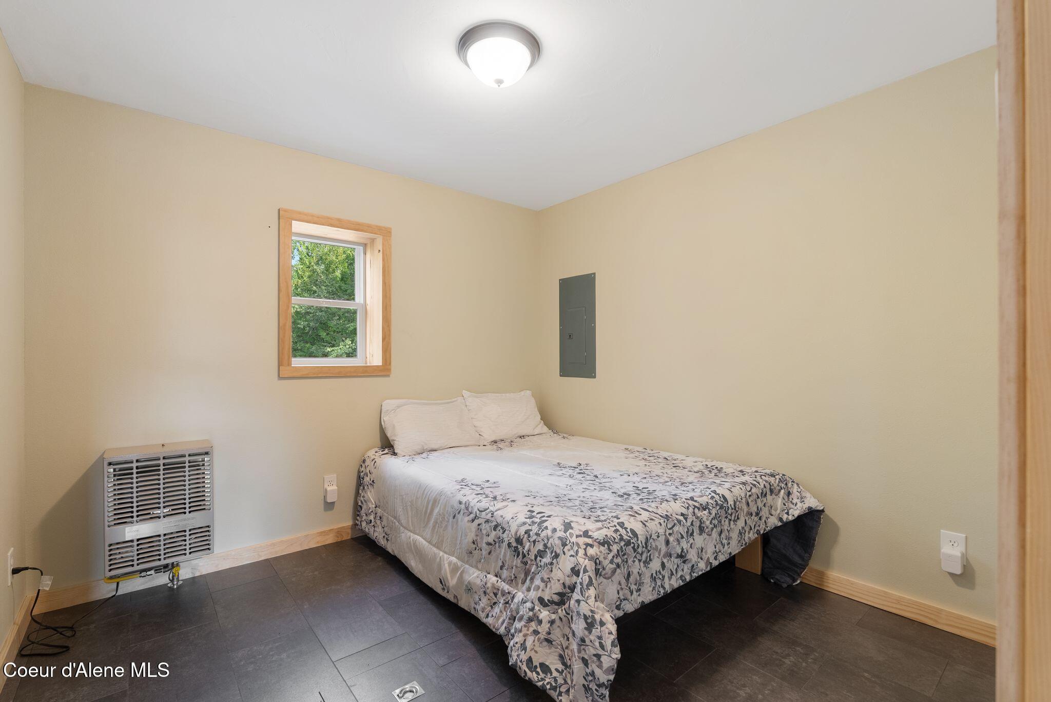 Image 4: 43 guest cabin bedroom