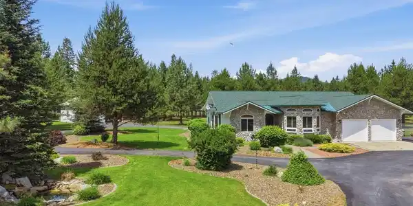 Image 3: Estate setting