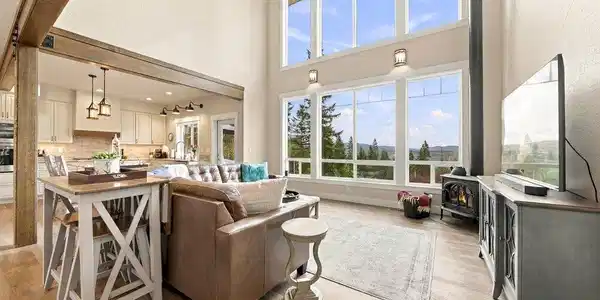 Image 4: Living Room