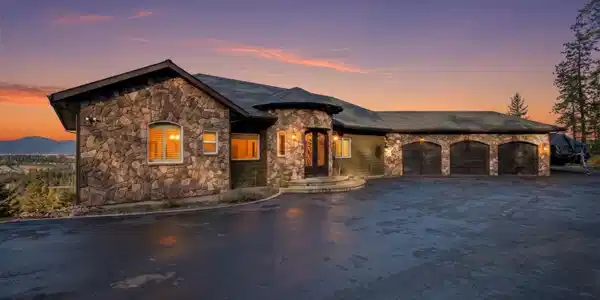 Image 2: Stunning Mountain Retreat
