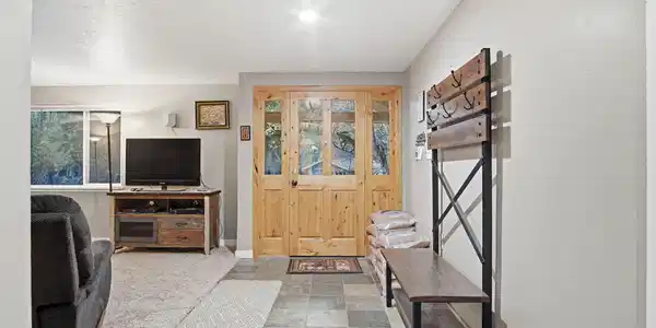 Image 2: 2. Main Floor 527 Entry