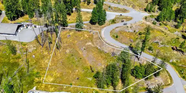 Image 2: One Acre Estate Sized Lot