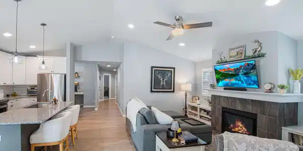 Image 4: Living Room + Kitchen