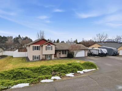 858 E Maple PL