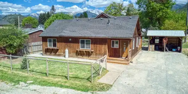 102 W Railroad Ave