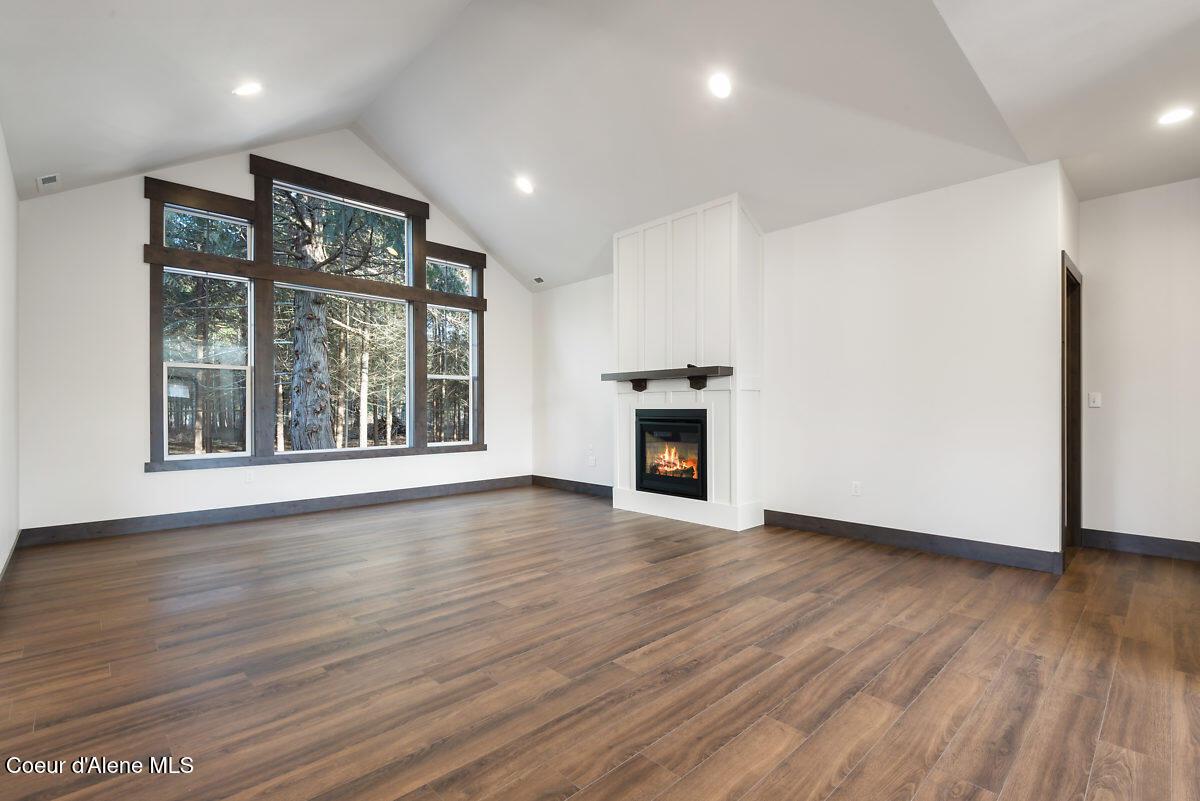 Image 3: Living - small view fireplace