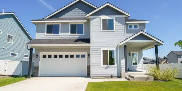 Image 3: 2 car tandem garage