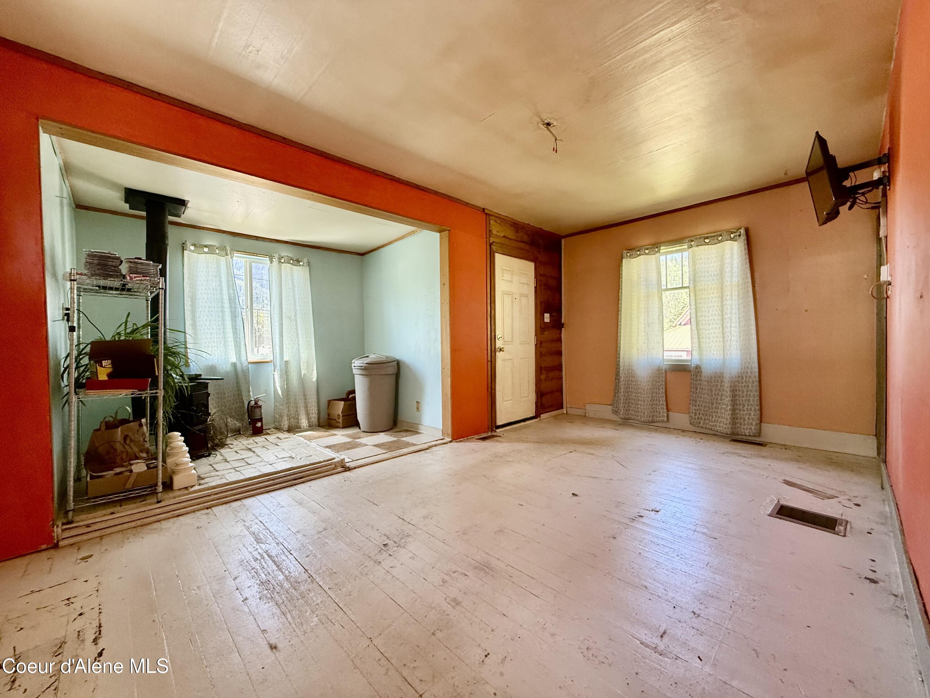 Image 4: Living Room